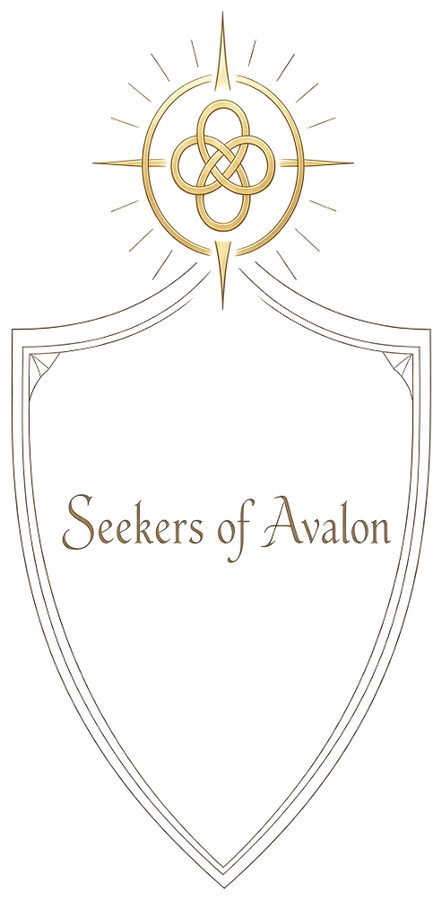 Het wapen van de Seekers of Avalon: een keltische knoop in een kompasster boven een schild